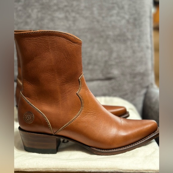 RANCH ROAD
Scarlett Zip Cognac size 6
Handmade in Spain Worn once - Picture 5 of 5